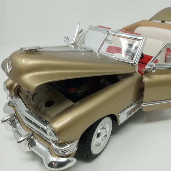 Diecast 1/18 Scale Cadillac - Picture 14 of 16